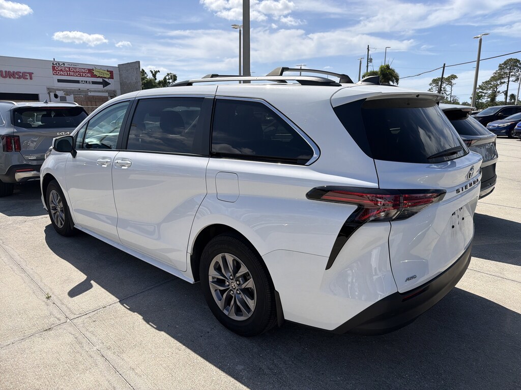 Used 2022 Toyota Sienna LE 8 Passenger Van Passenger Van