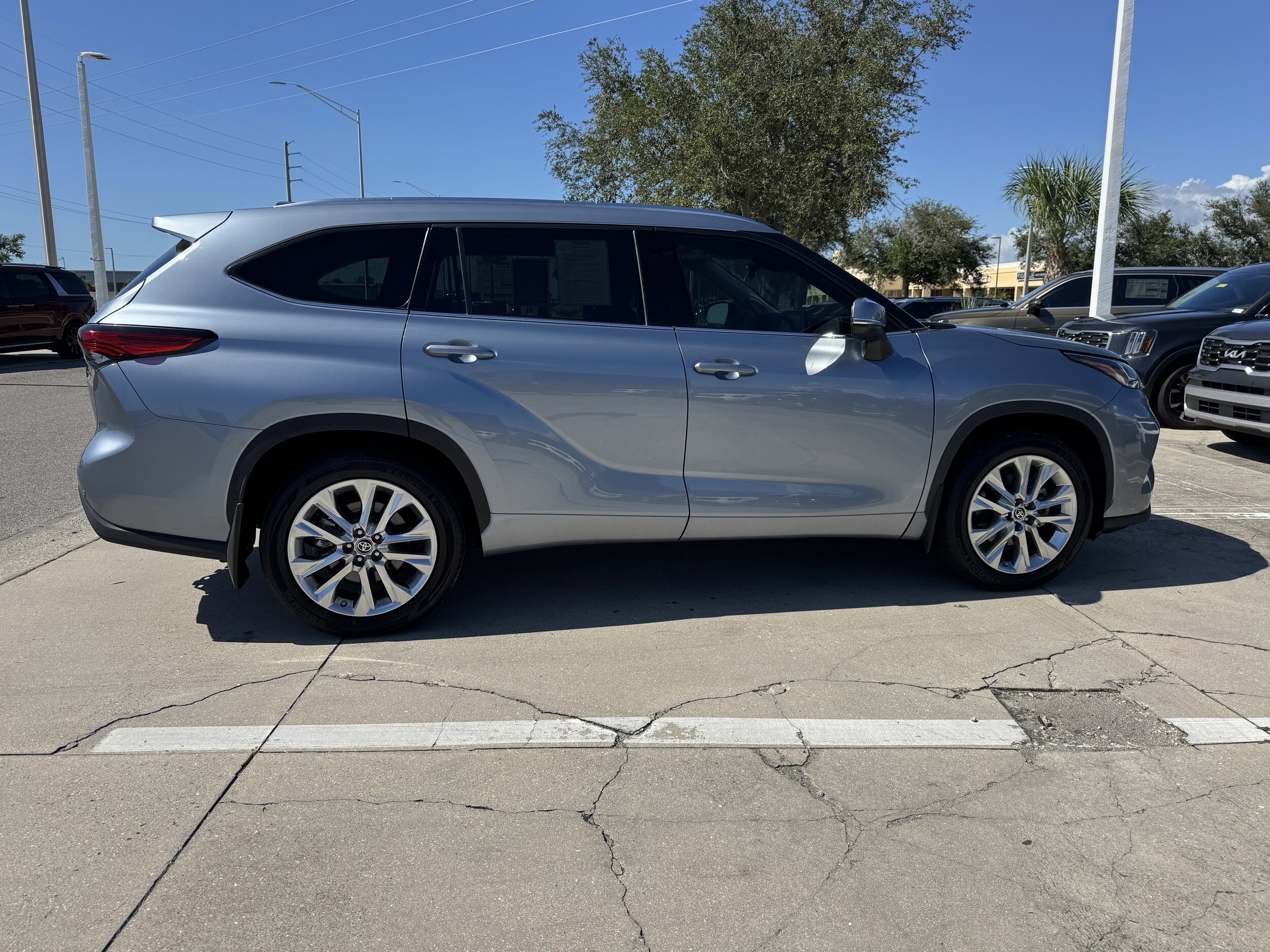 2022 Toyota Highlander Limited photo 3