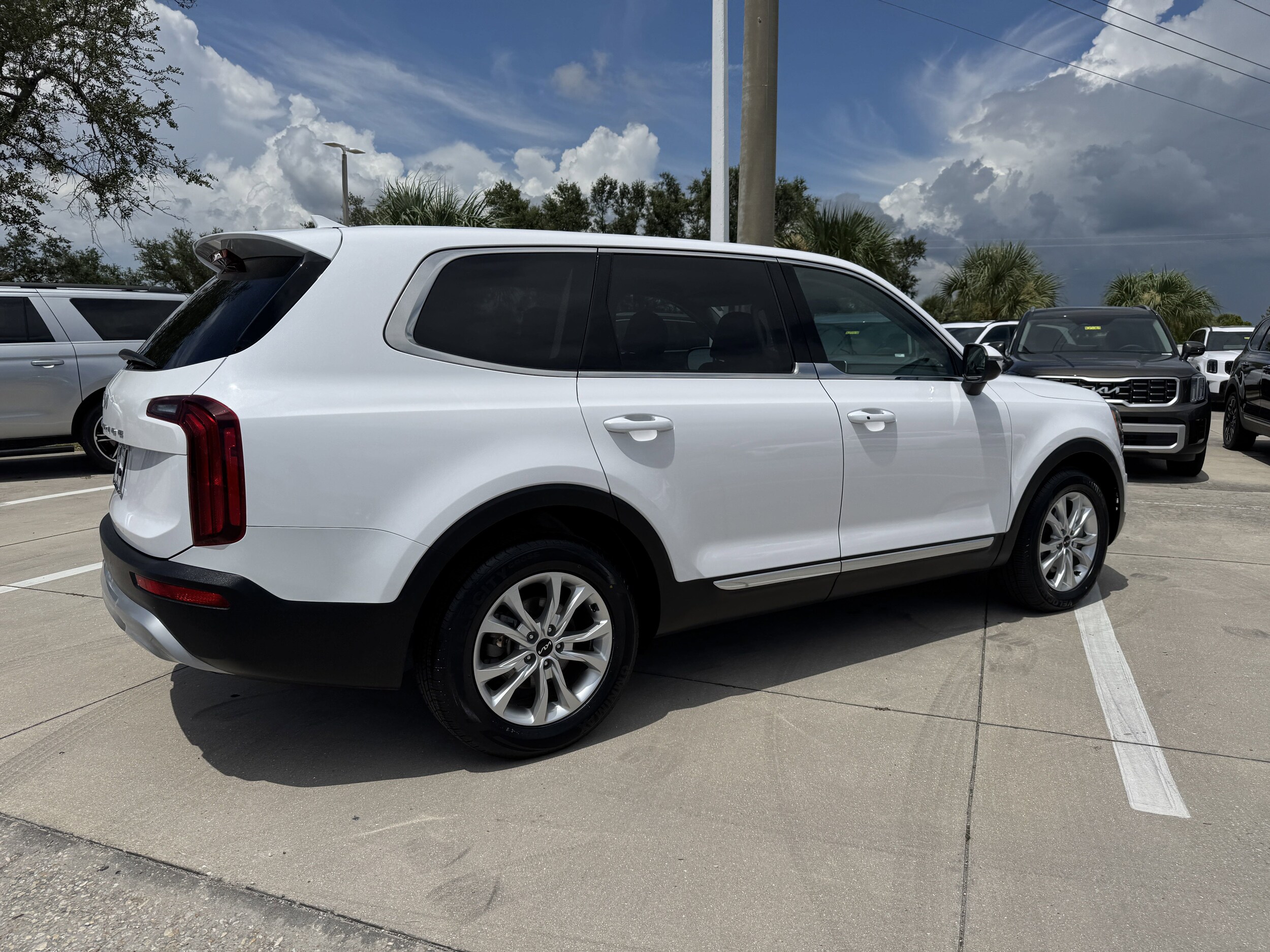 2022 Kia Telluride LX photo 4