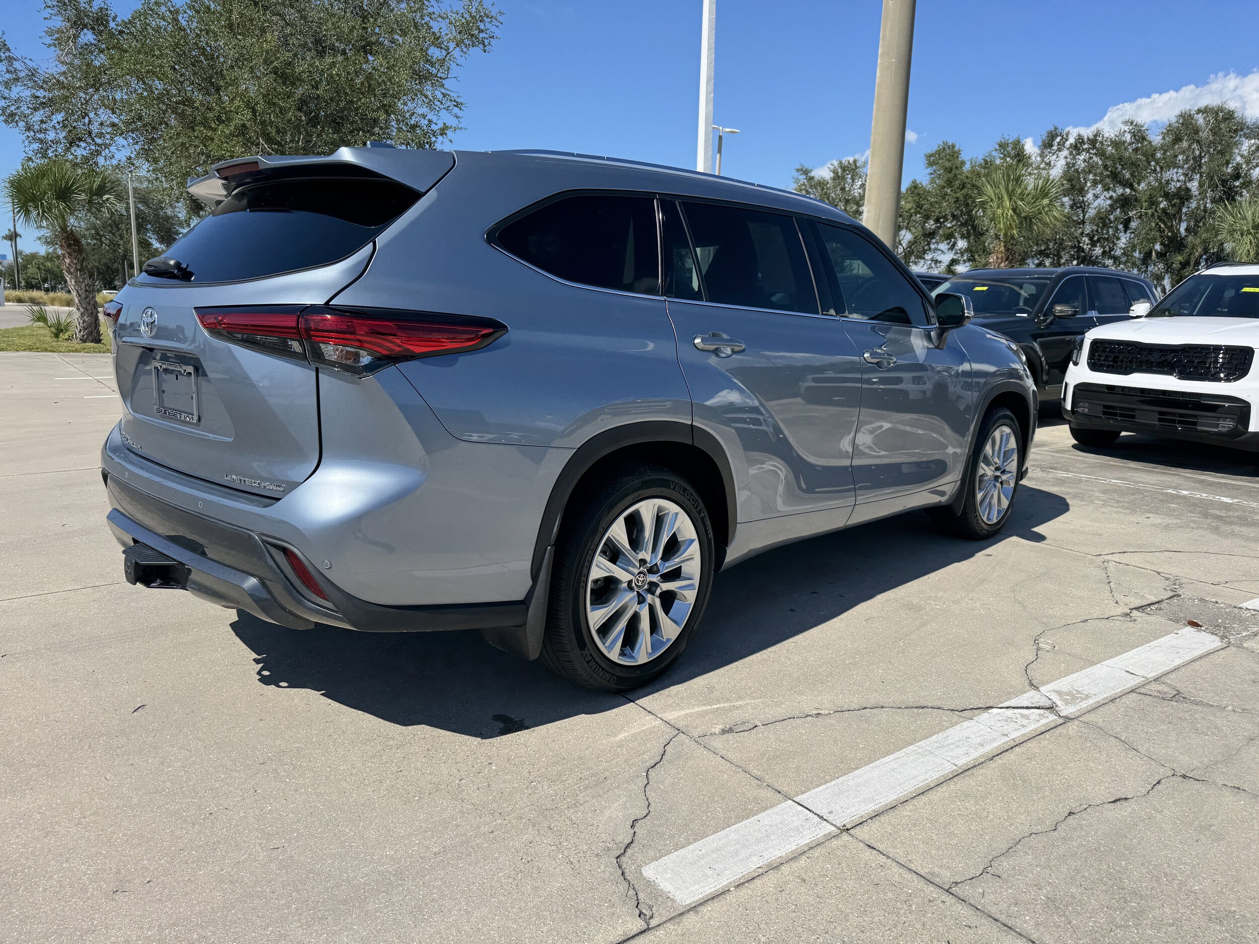 2022 Toyota Highlander Limited photo 4