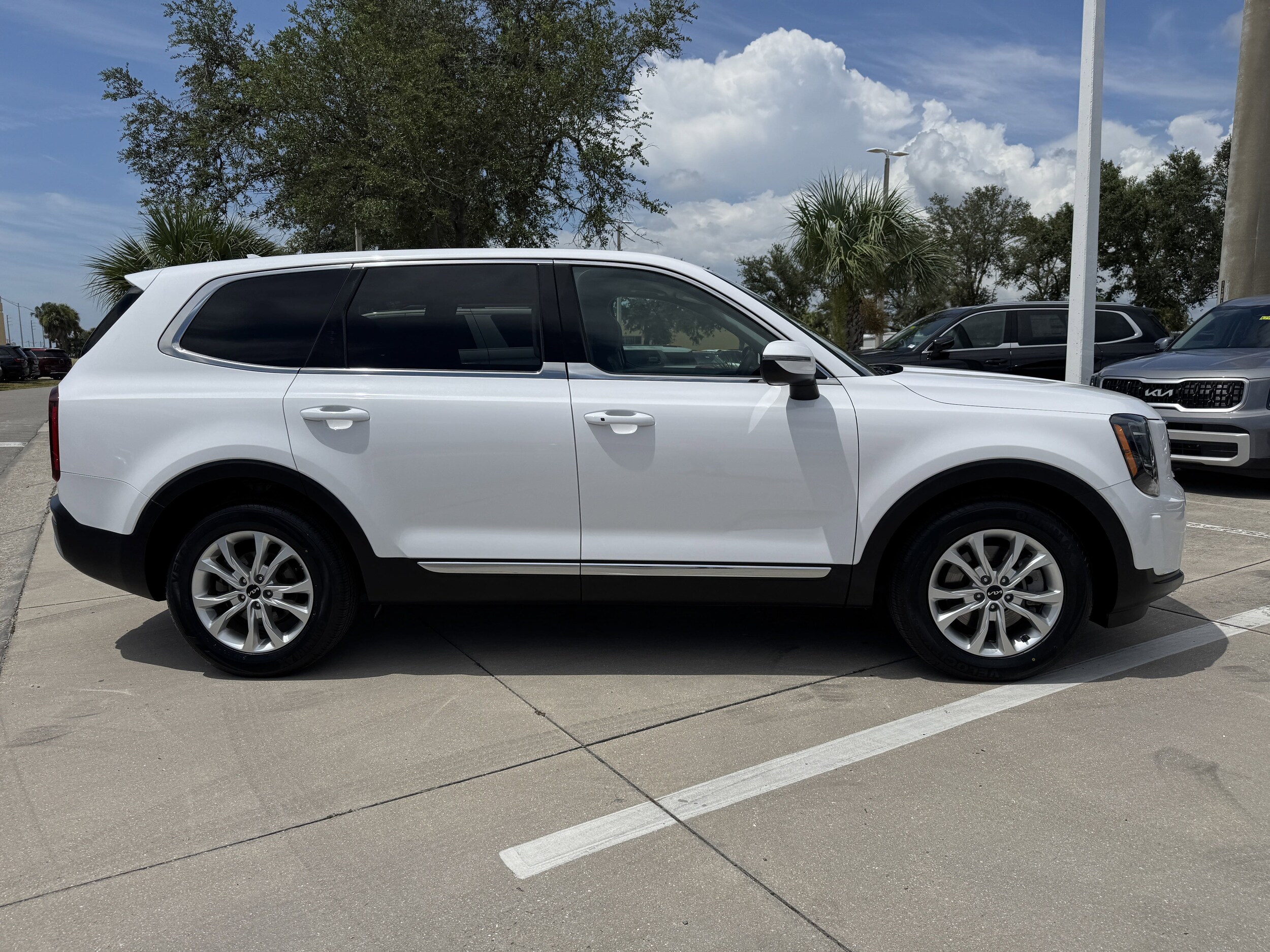 2022 Kia Telluride LX photo 3