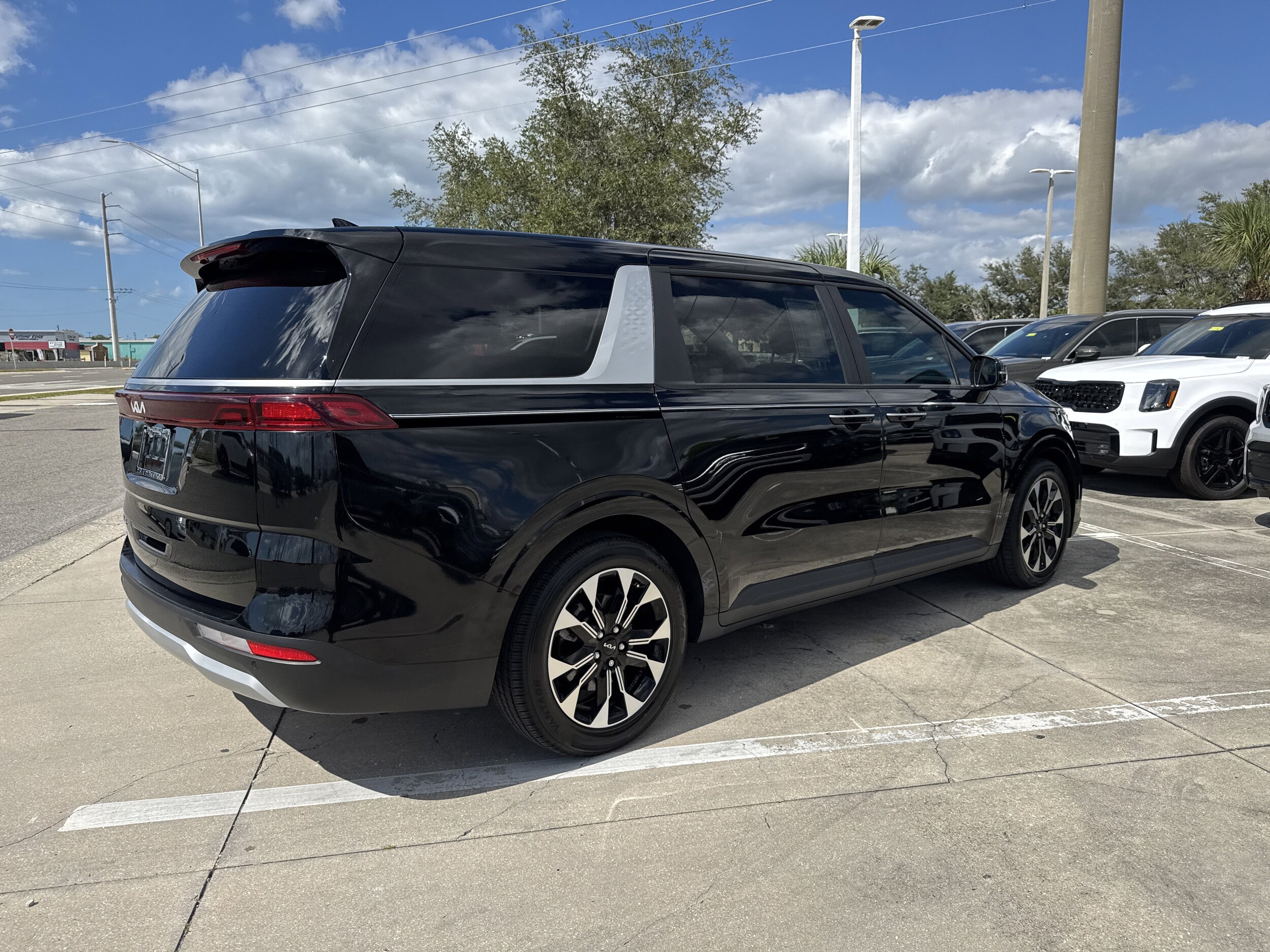 2022 Kia Carnival EX photo 2