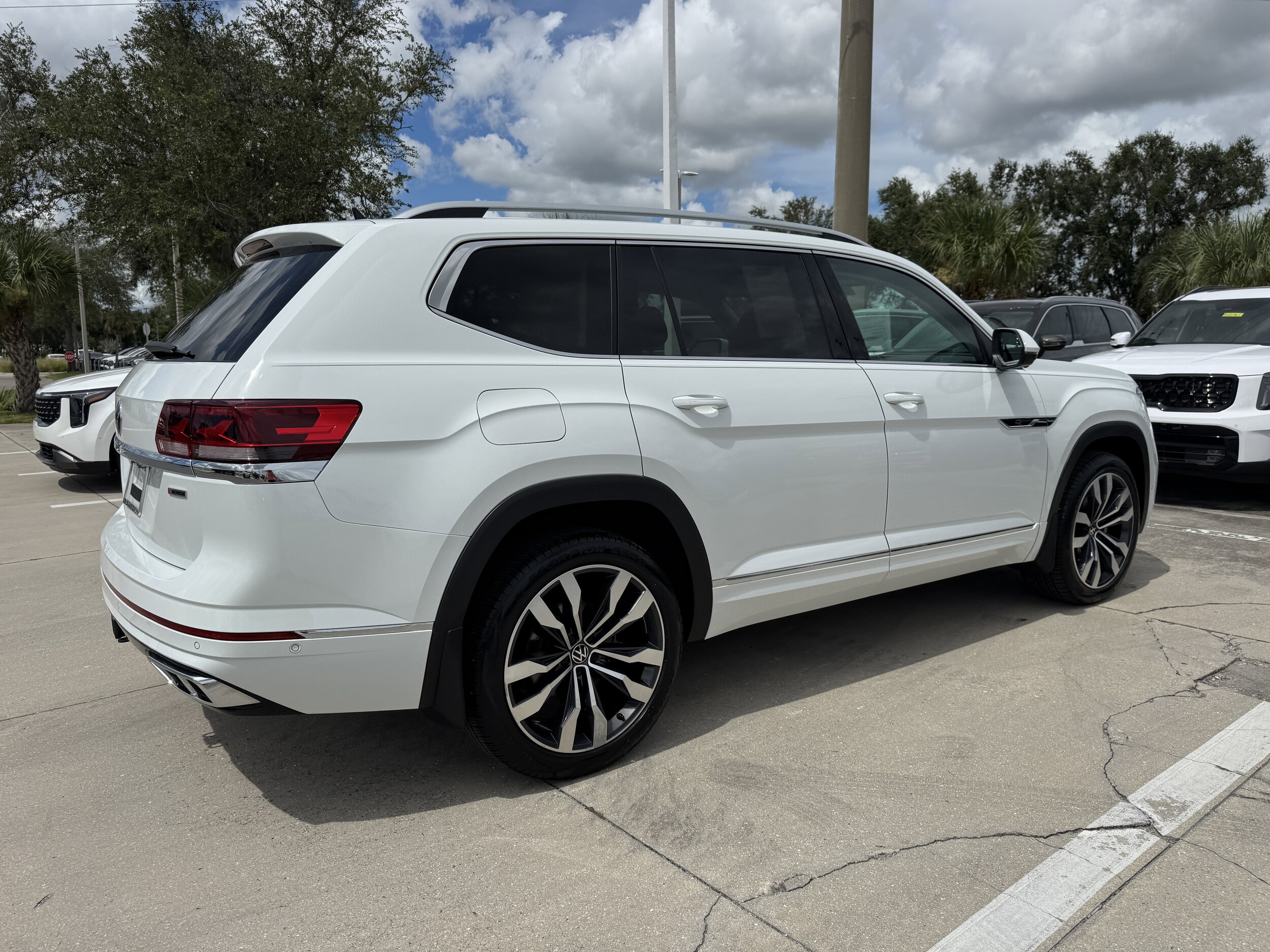 2021 Volkswagen Atlas V6 SEL Premium R-Line photo 2