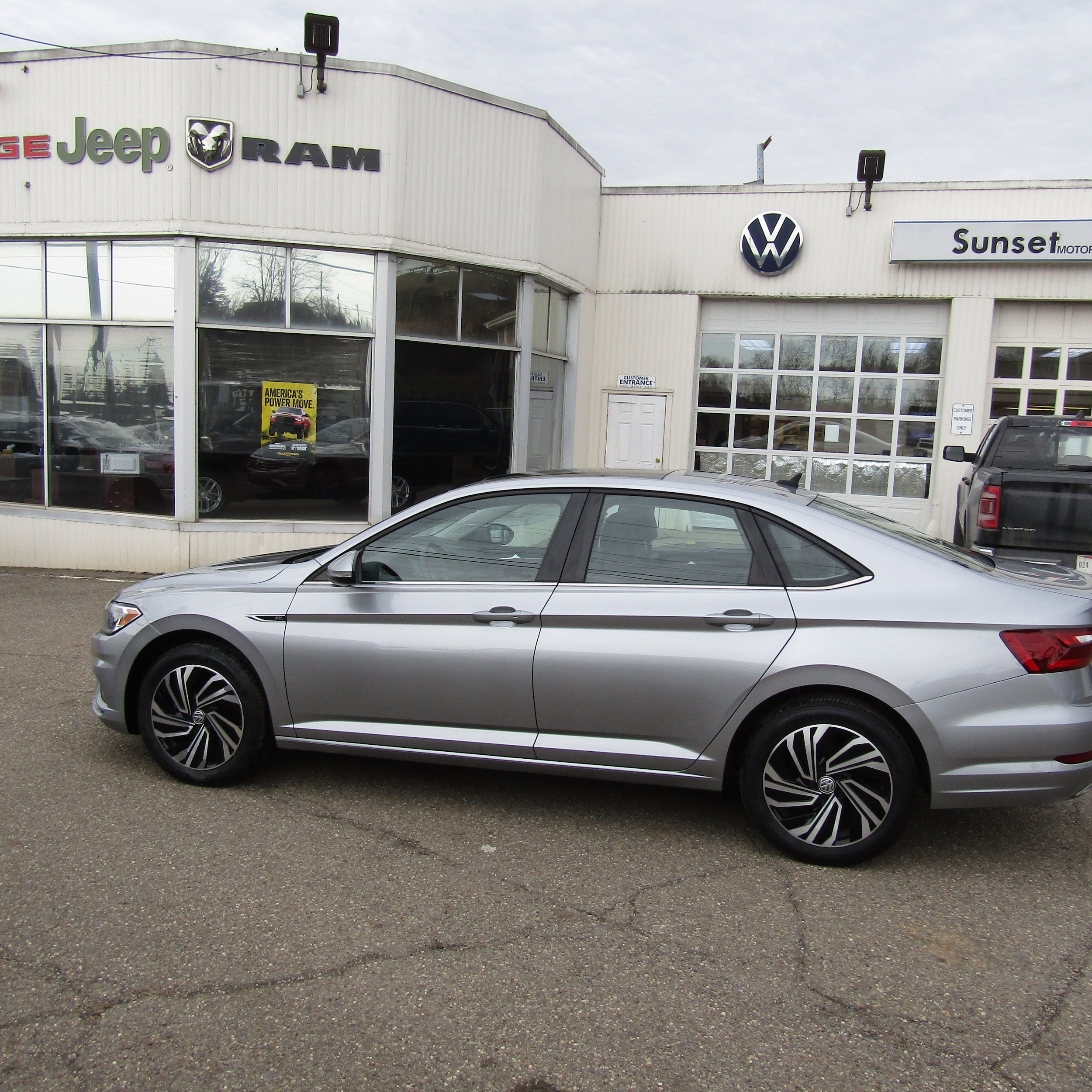 Used 2020 Volkswagen Jetta SEL Premium with VIN 3VWGB7BU4LM067538 for sale in Steubenville, OH