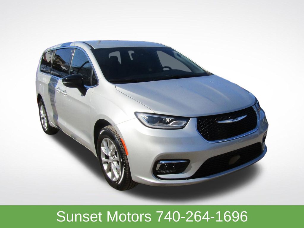 2026 Chrysler Pacifica Select AWD's photo