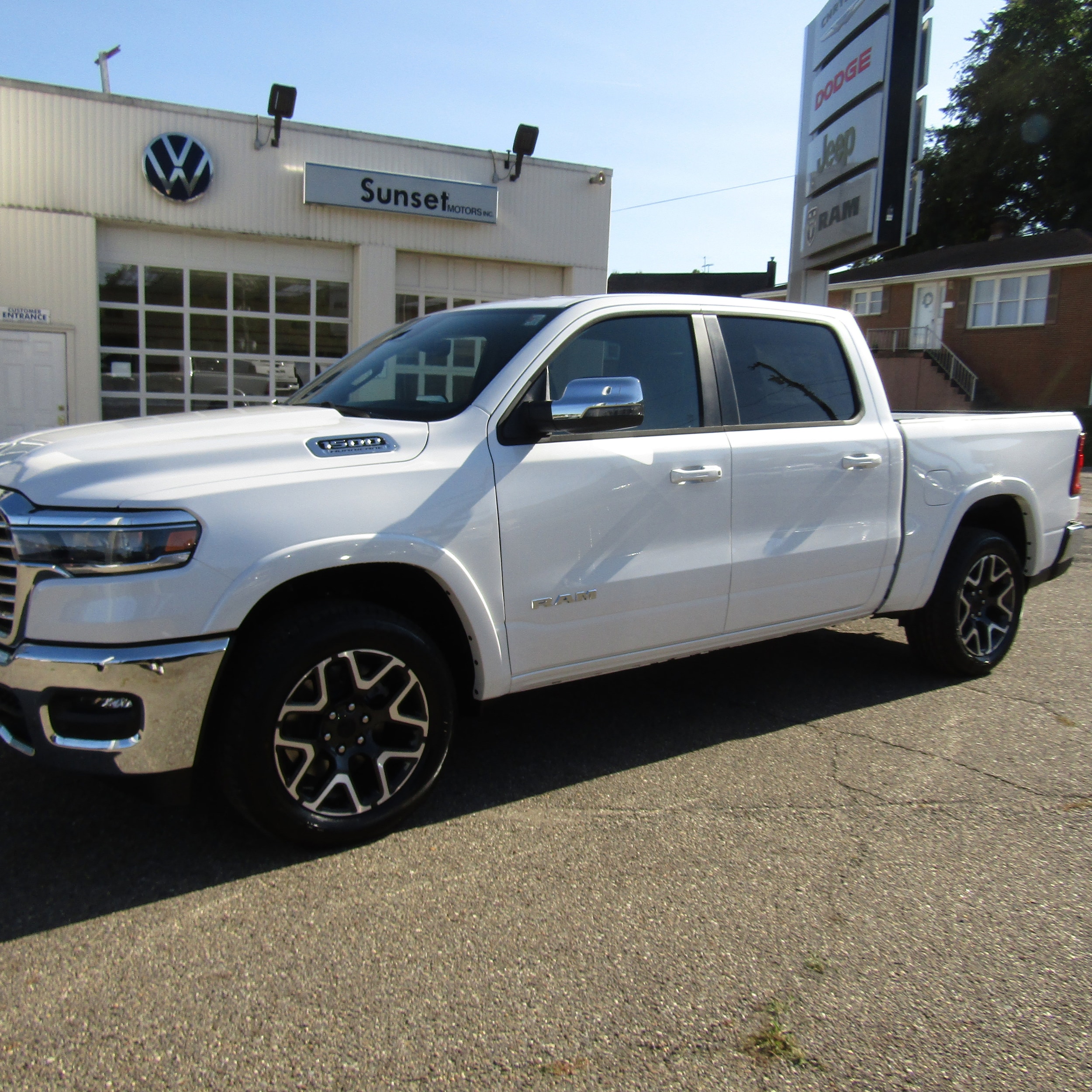 2026 Ram 1500 LARAMIE CREW CAB 4X4 5'7 BOX
