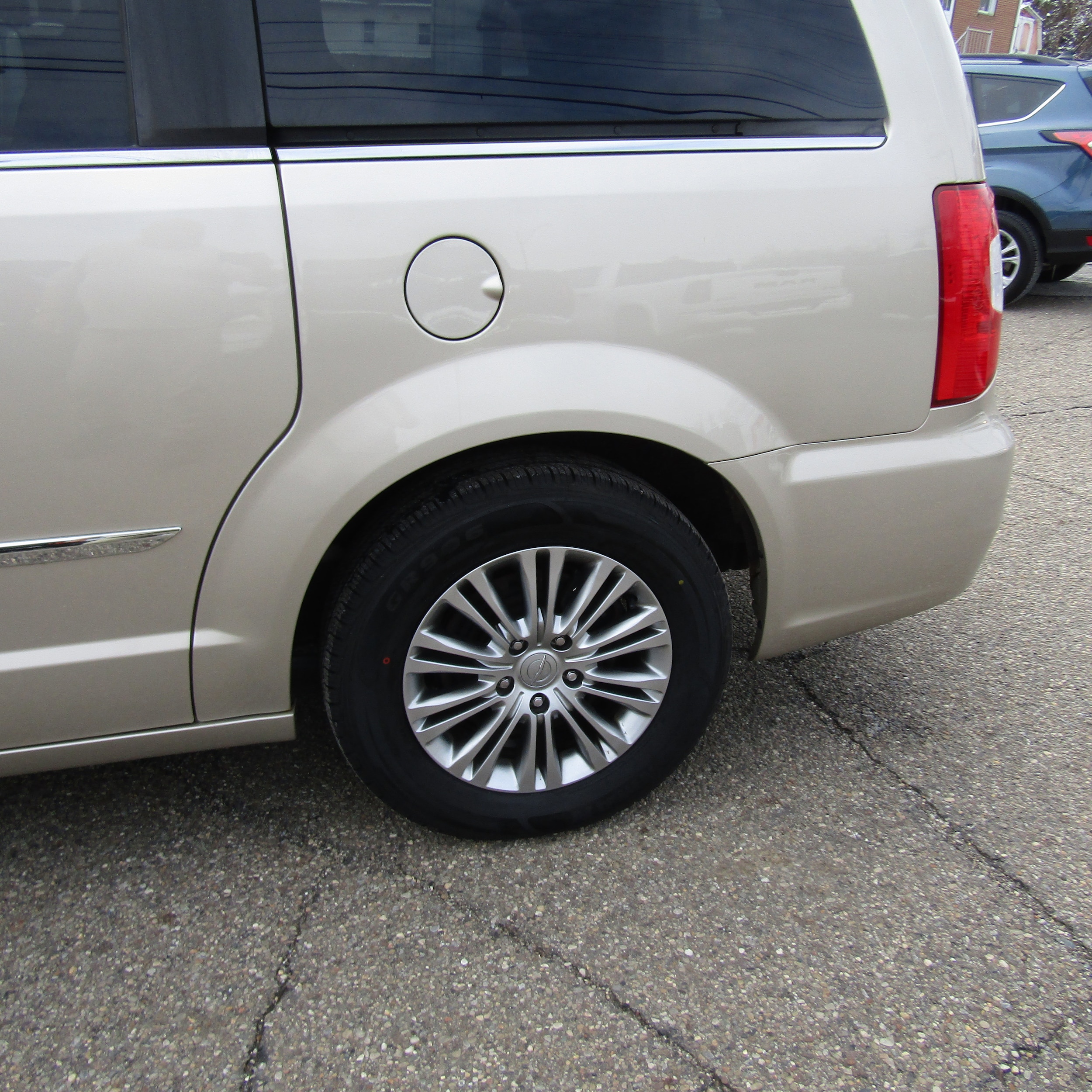 Used 2014 Chrysler Town & Country Touring-L with VIN 2C4RC1CG6ER108598 for sale in Steubenville, OH