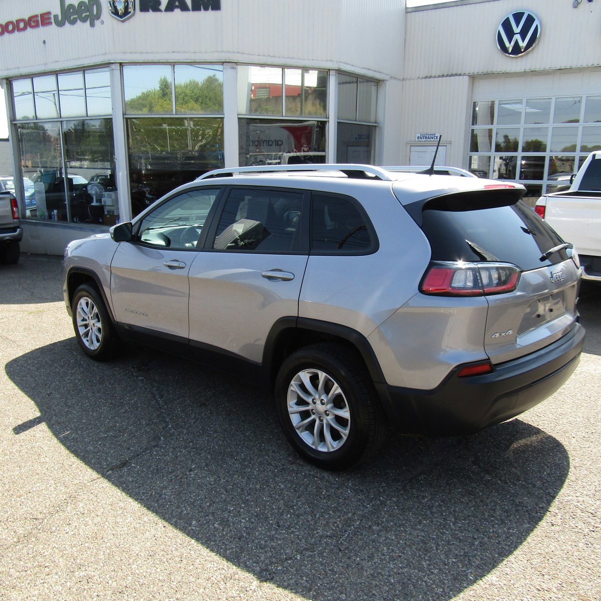 Used 2020 Jeep Cherokee Latitude with VIN 1C4PJMCB6LD647757 for sale in Steubenville, OH