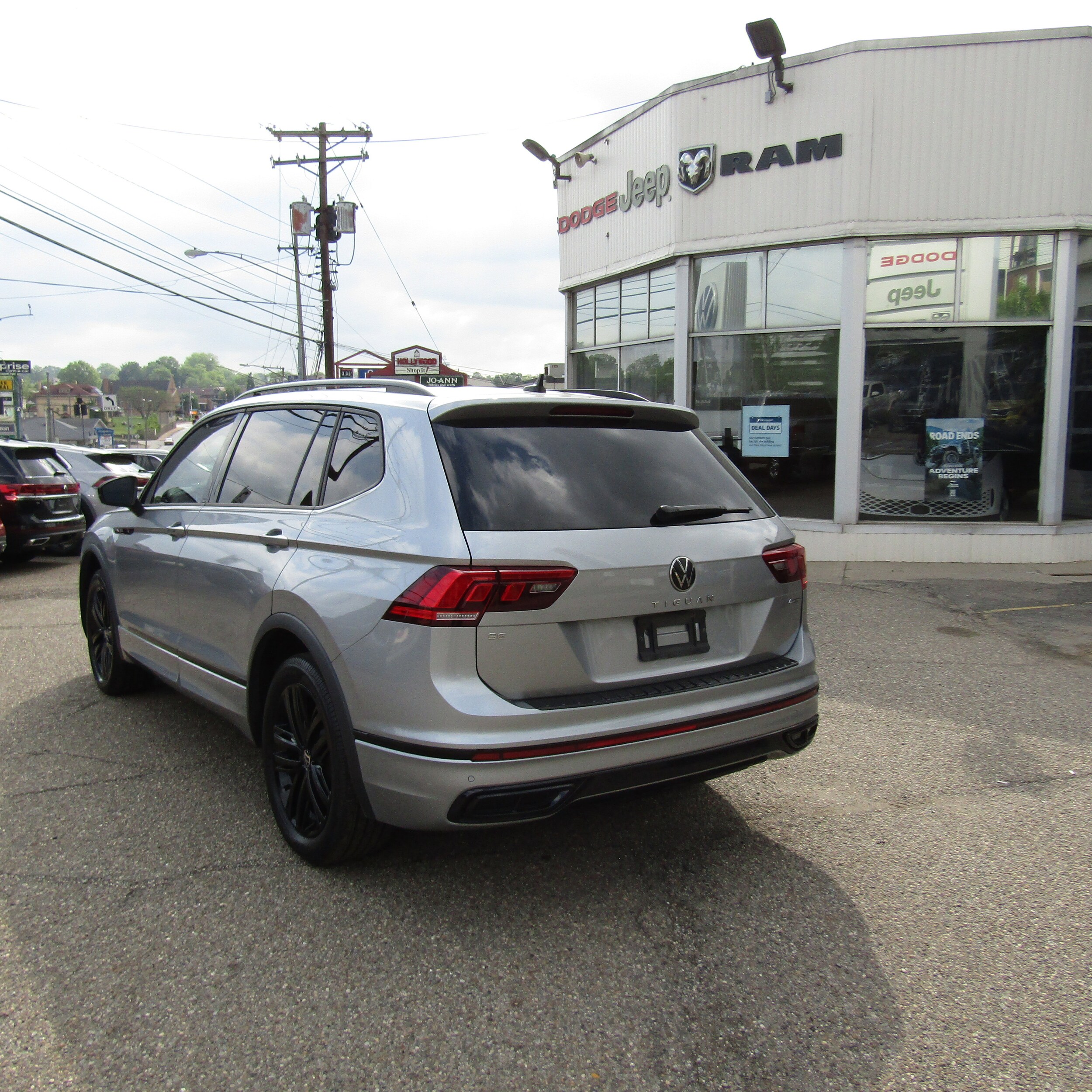 2022 Volkswagen Tiguan SE R-Line Black photo 2