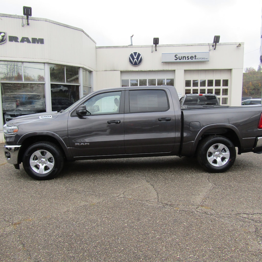 New 2025 Ram 1500 BIG HORN CREW CAB 4X4 5'7 BOX Pickup