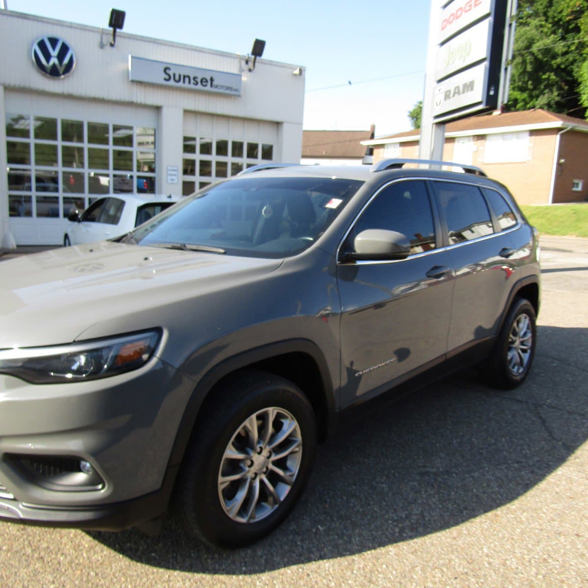 Used 2021 Jeep Cherokee Latitude Lux with VIN 1C4PJMMX0MD166463 for sale in Steubenville, OH