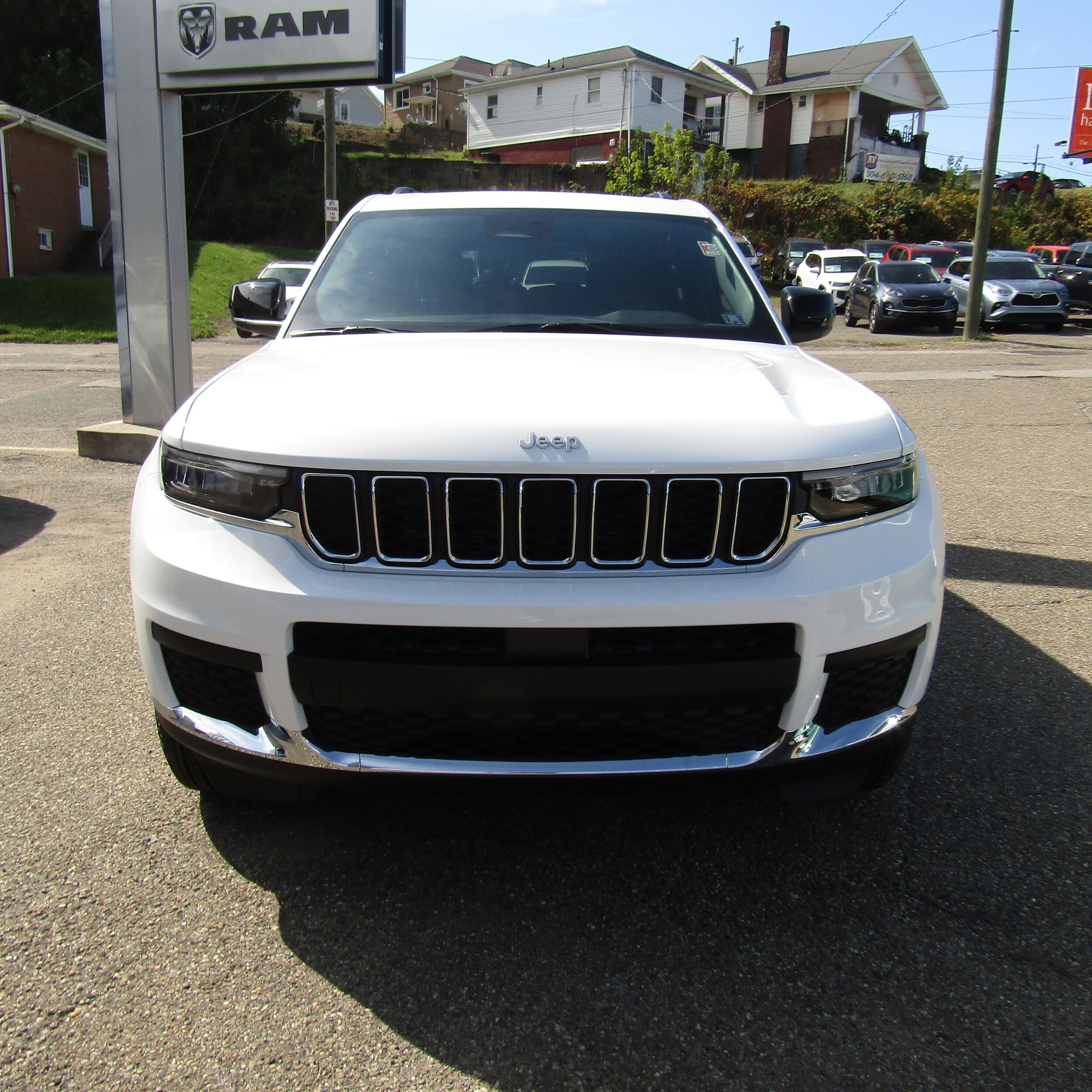 2025 Jeep Grand Cherokee Laredo photo 3