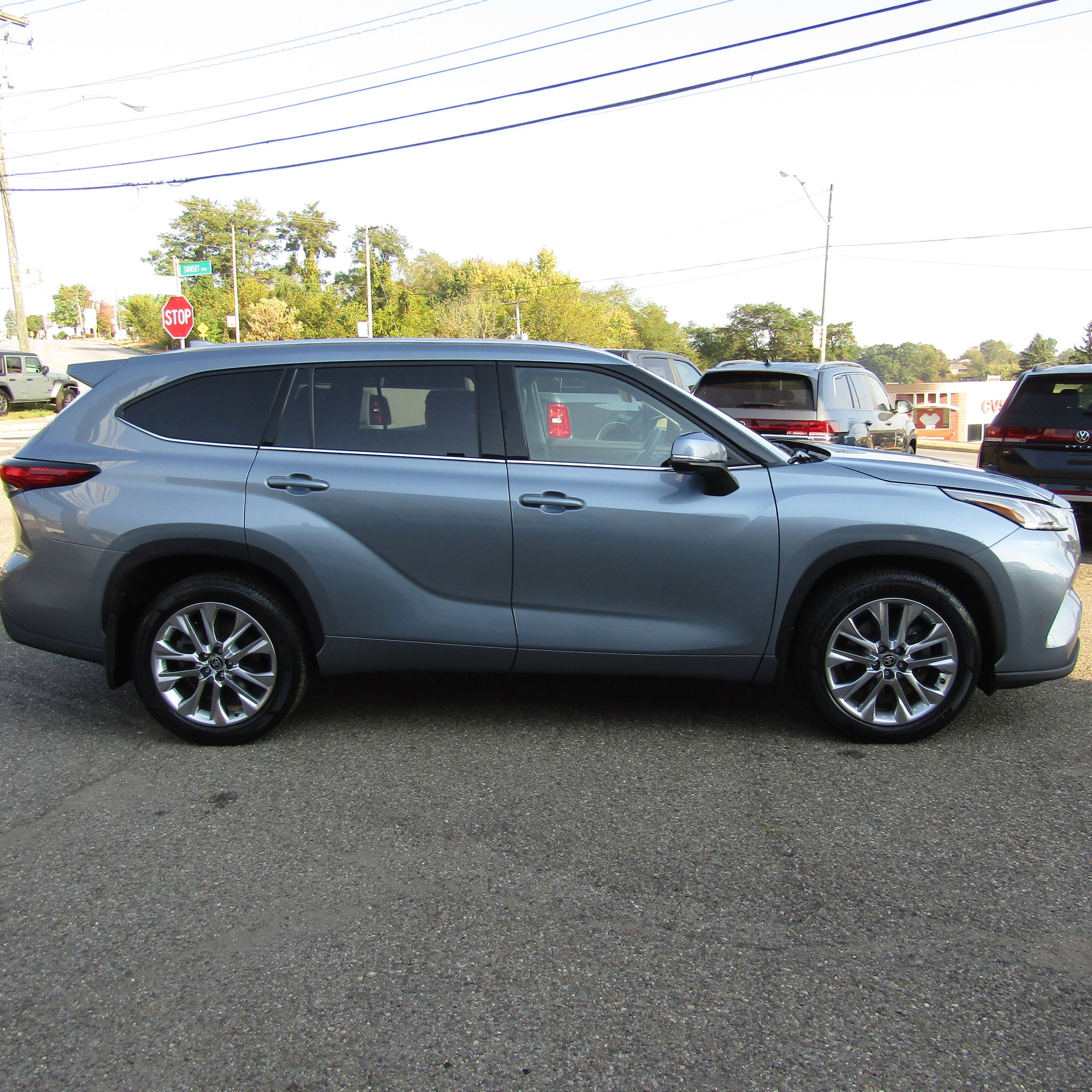 2022 Toyota Highlander Limited's photo