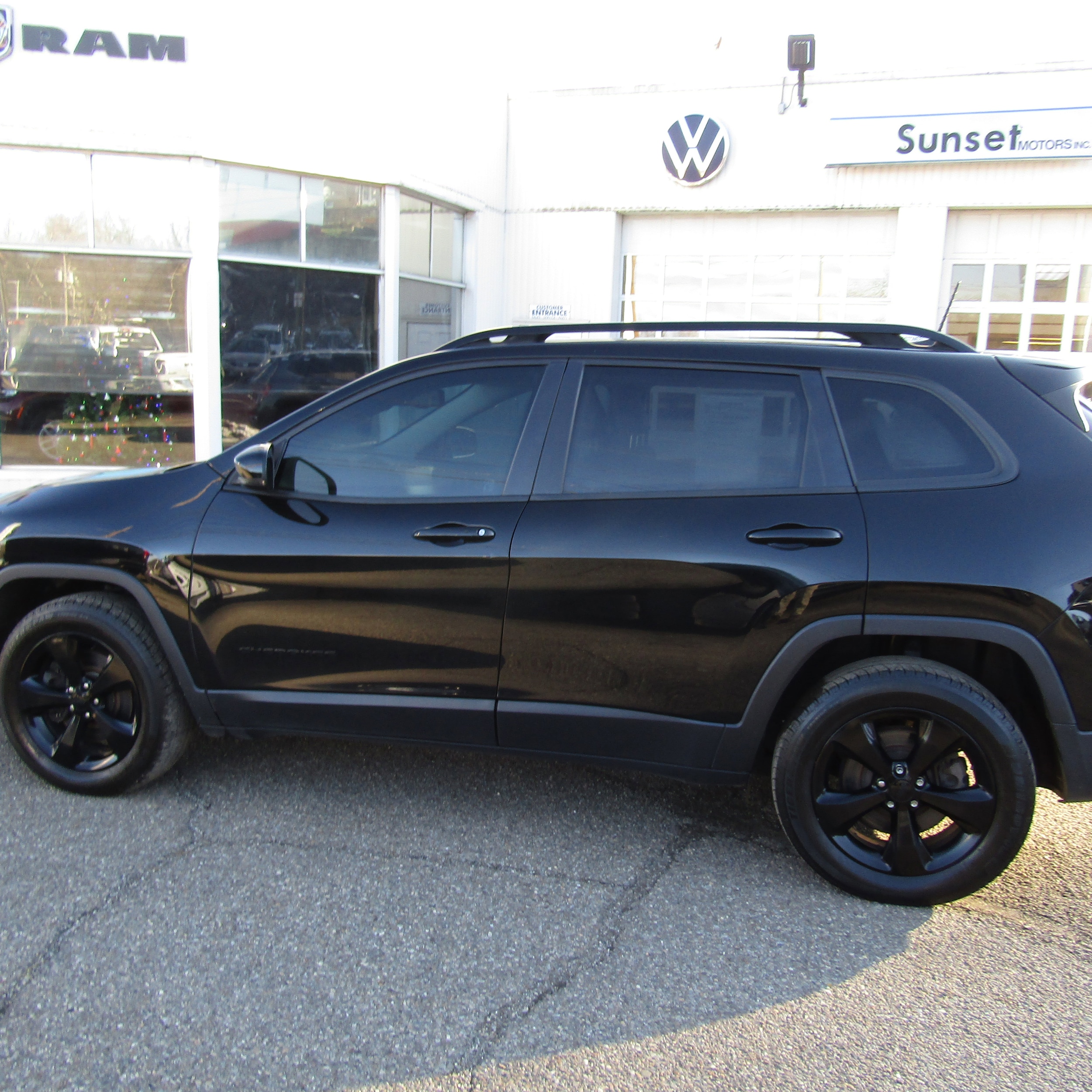Used 2018 Jeep Cherokee Limited with VIN 1C4PJMDX3JD569834 for sale in Steubenville, OH