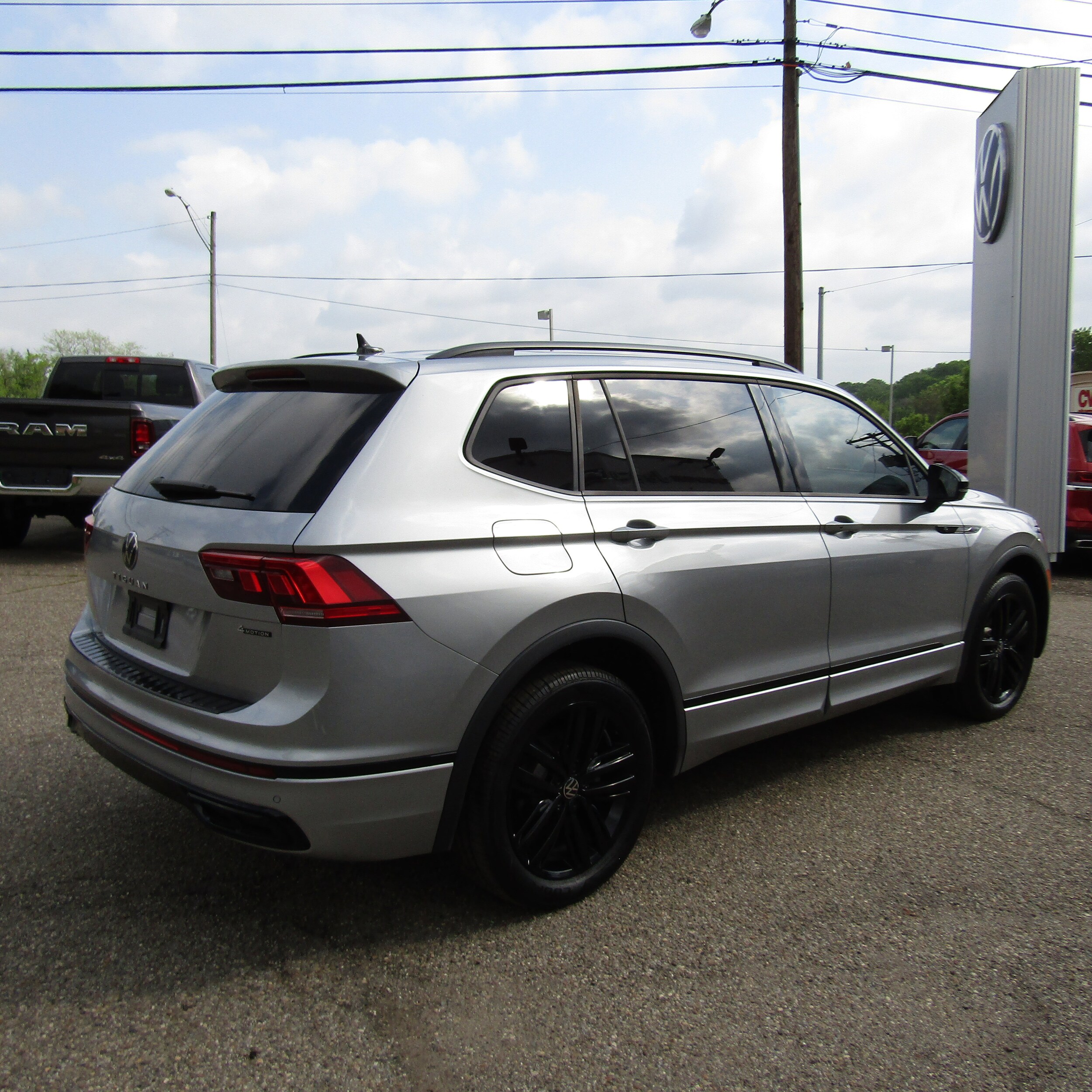 2022 Volkswagen Tiguan SE R-Line Black photo 3