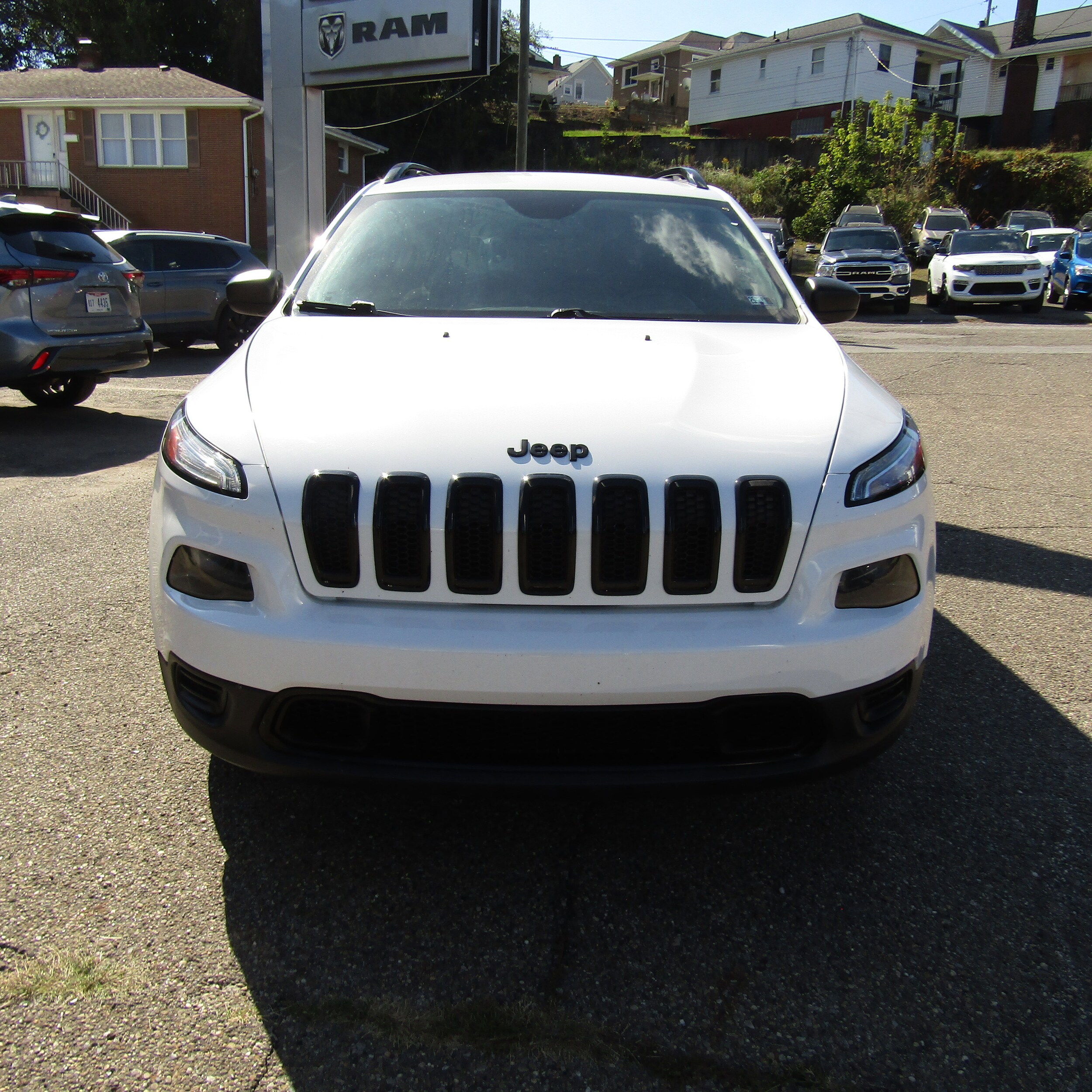 2017 Jeep Cherokee Sport photo 2