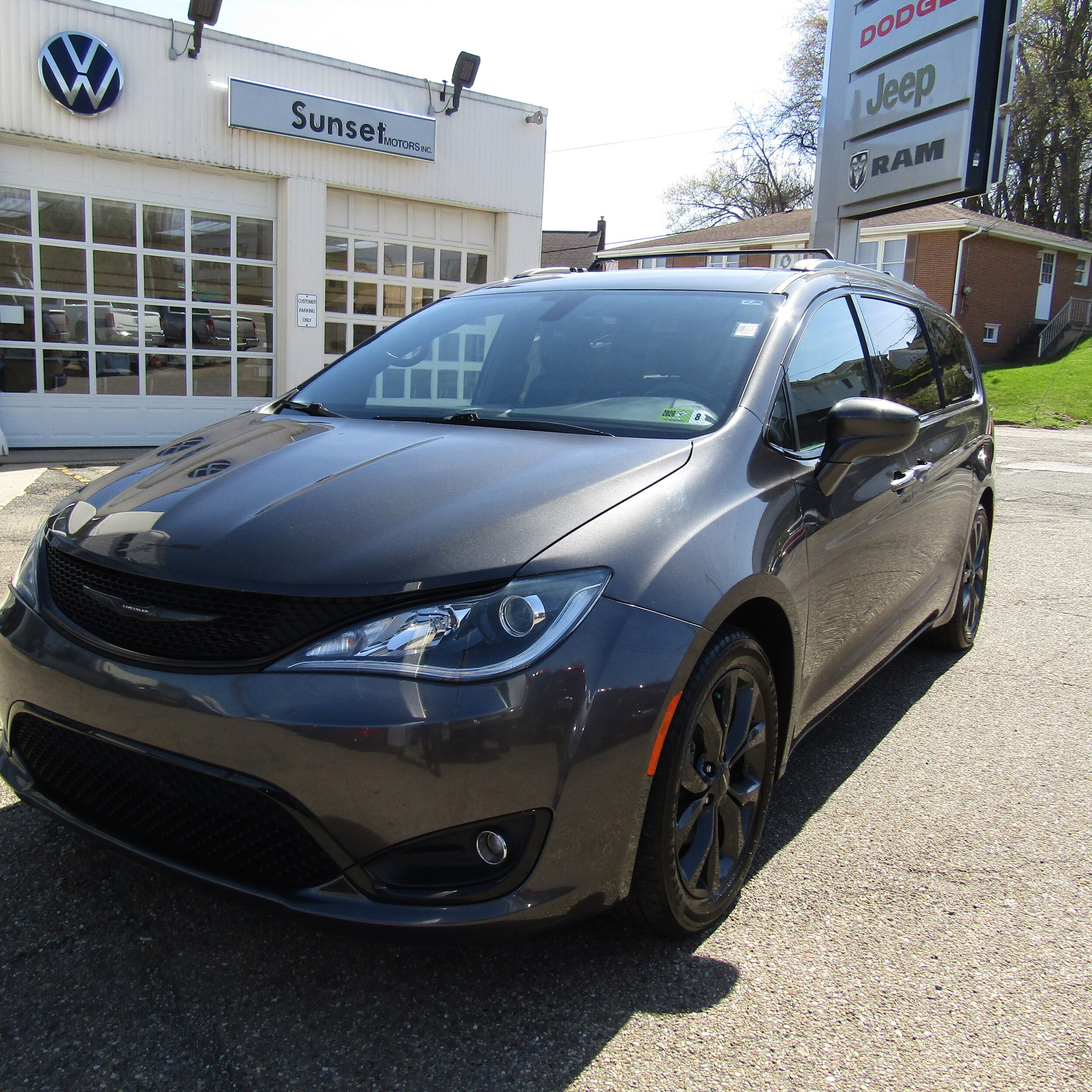 2019 Chrysler Pacifica Touring Plus photo 3