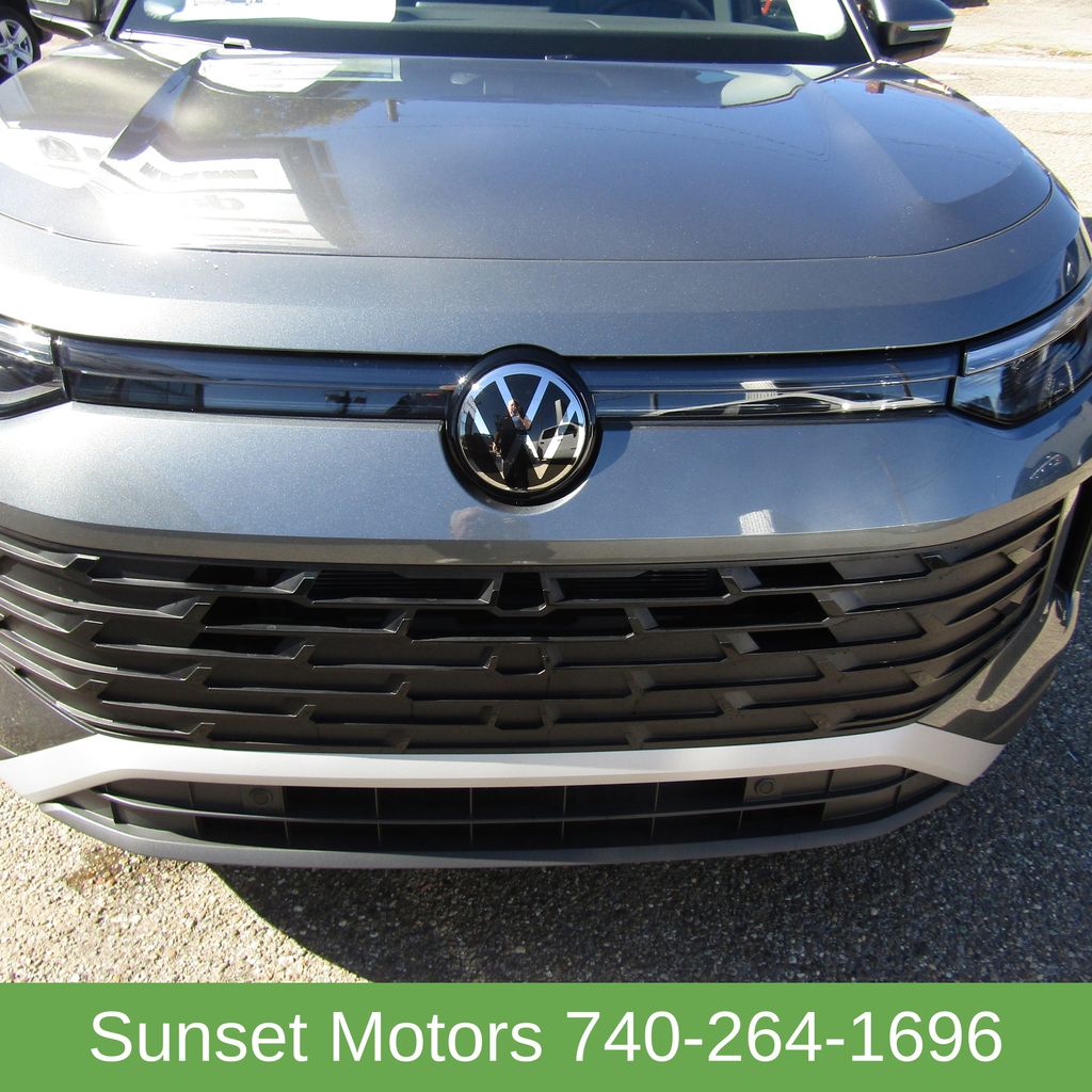 2025 Volkswagen Tiguan SE - Photo 11