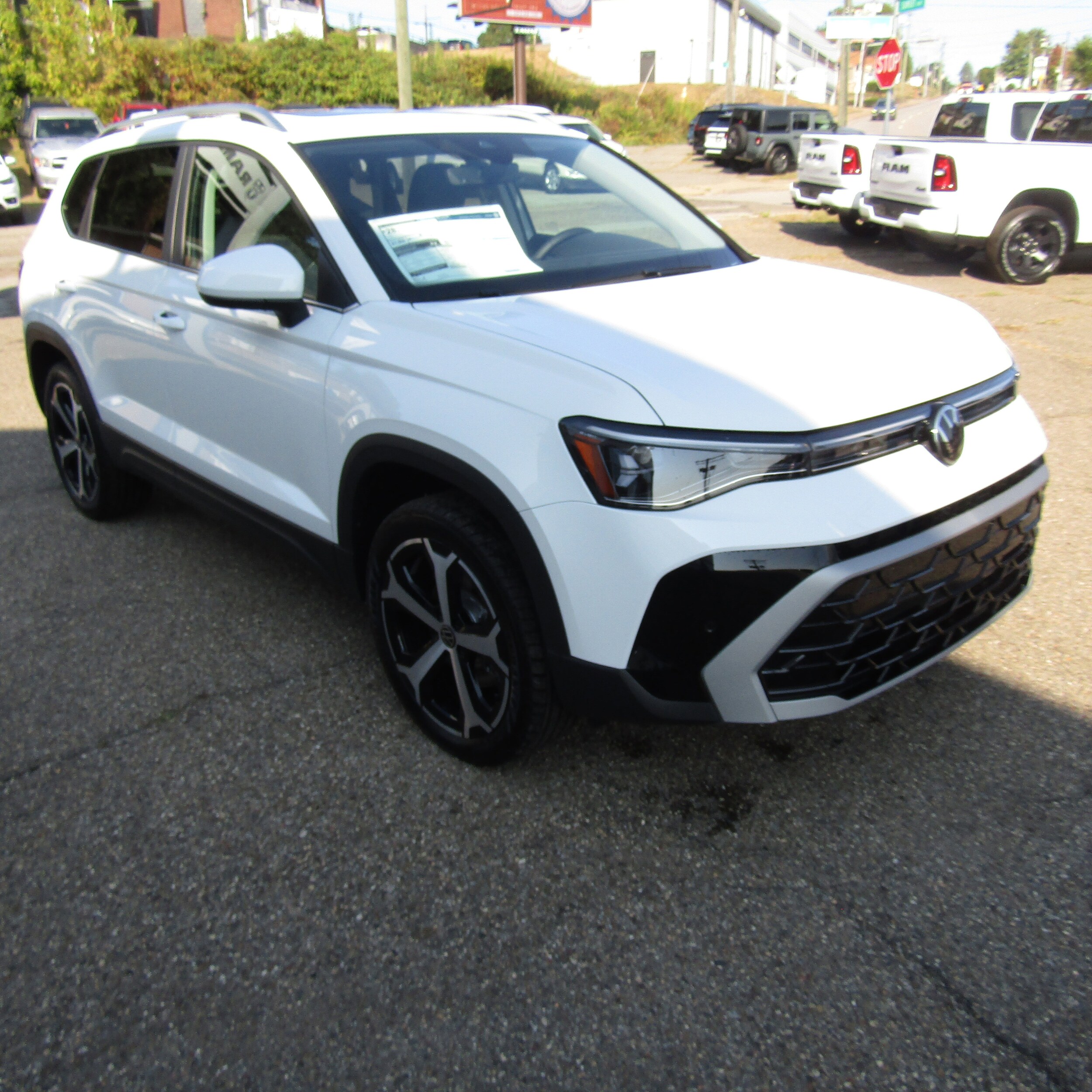 2025 Volkswagen Taos SEL photo 4