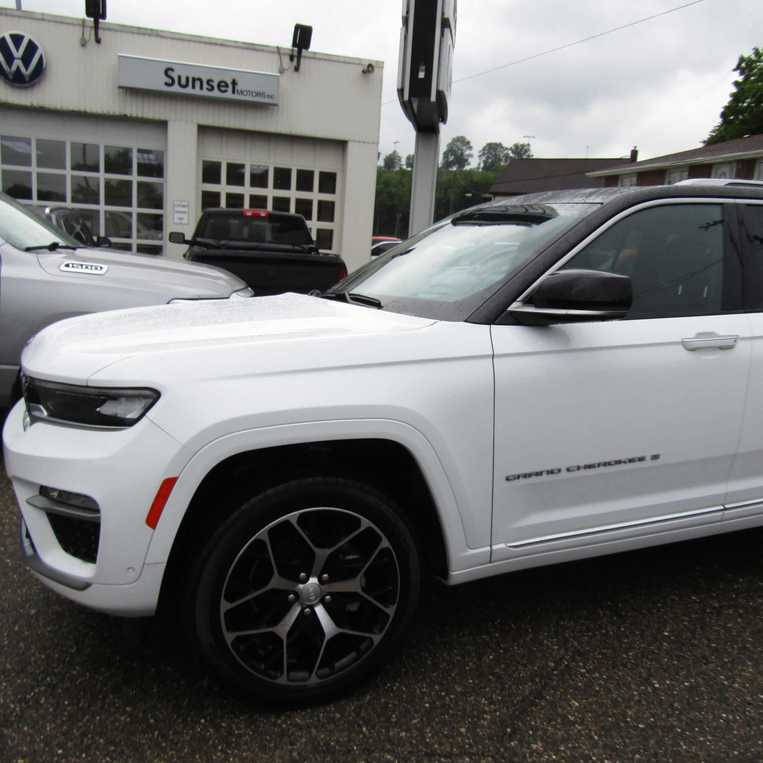 2022 Jeep Grand Cherokee Summit Reserve photo 2