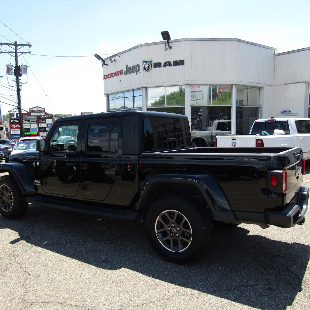 Used 2022 Jeep Gladiator Overland with VIN 1C6HJTFG5NL116877 for sale in Steubenville, OH