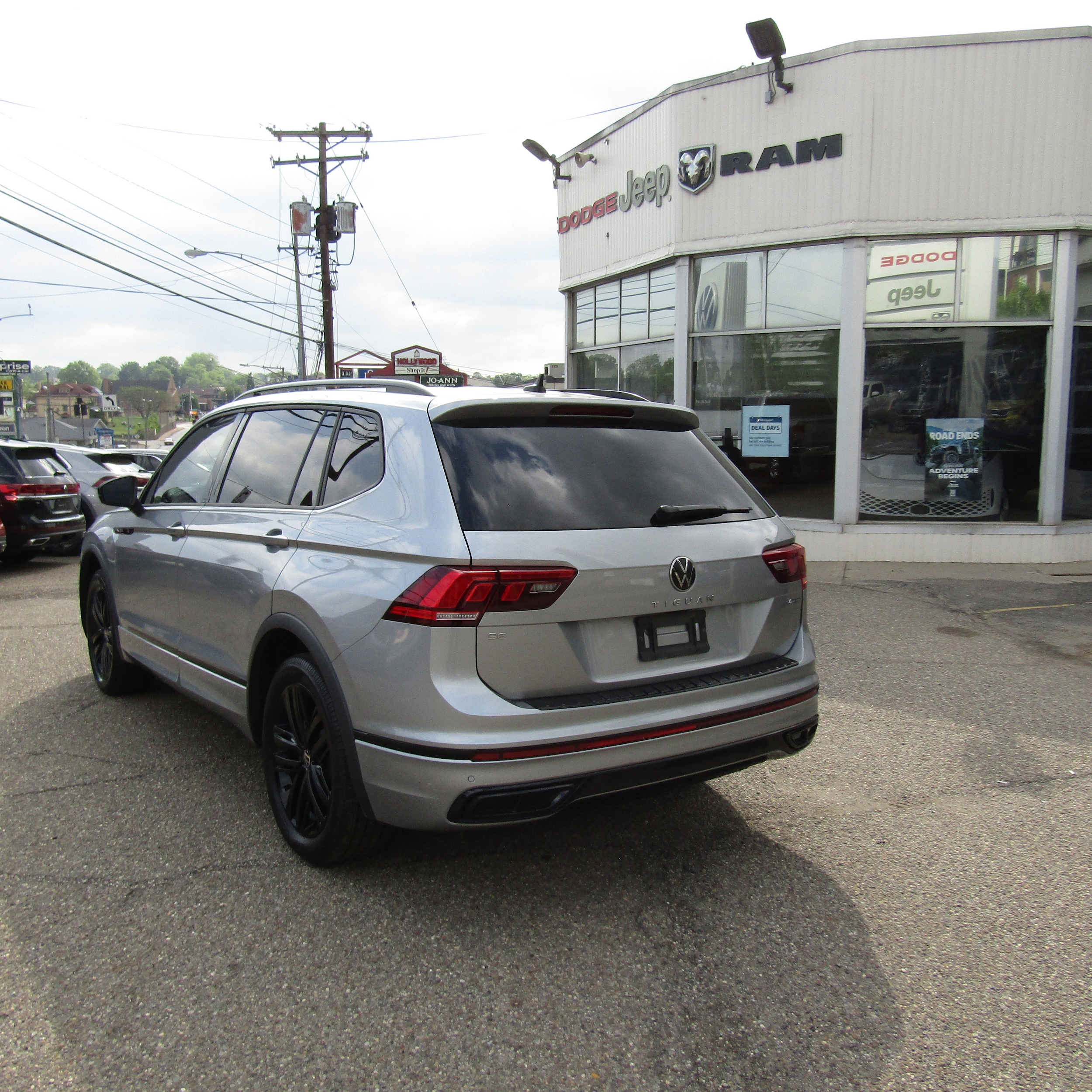 2022 Volkswagen Tiguan SE R-Line Black photo 2