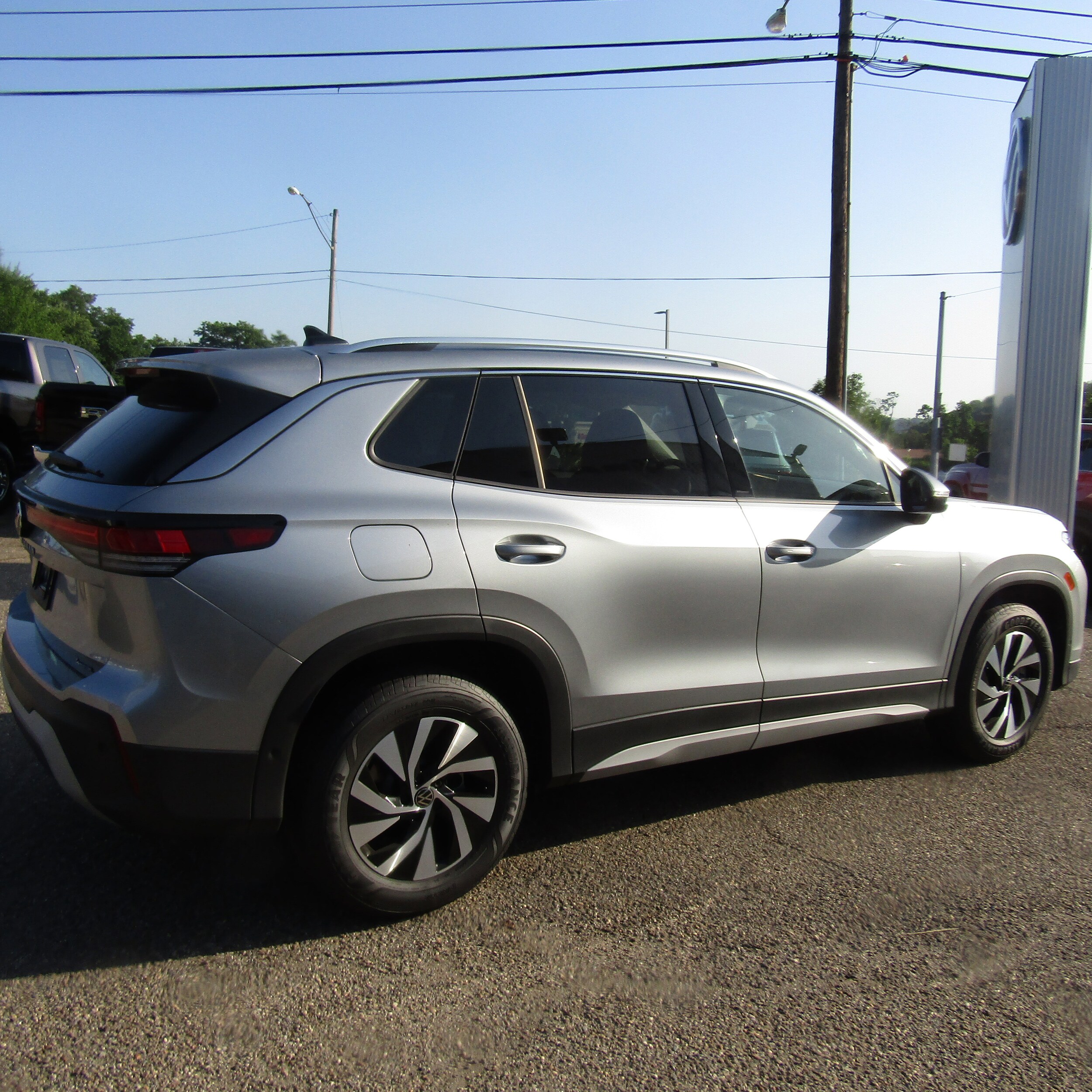 2025 Volkswagen Tiguan S photo 2