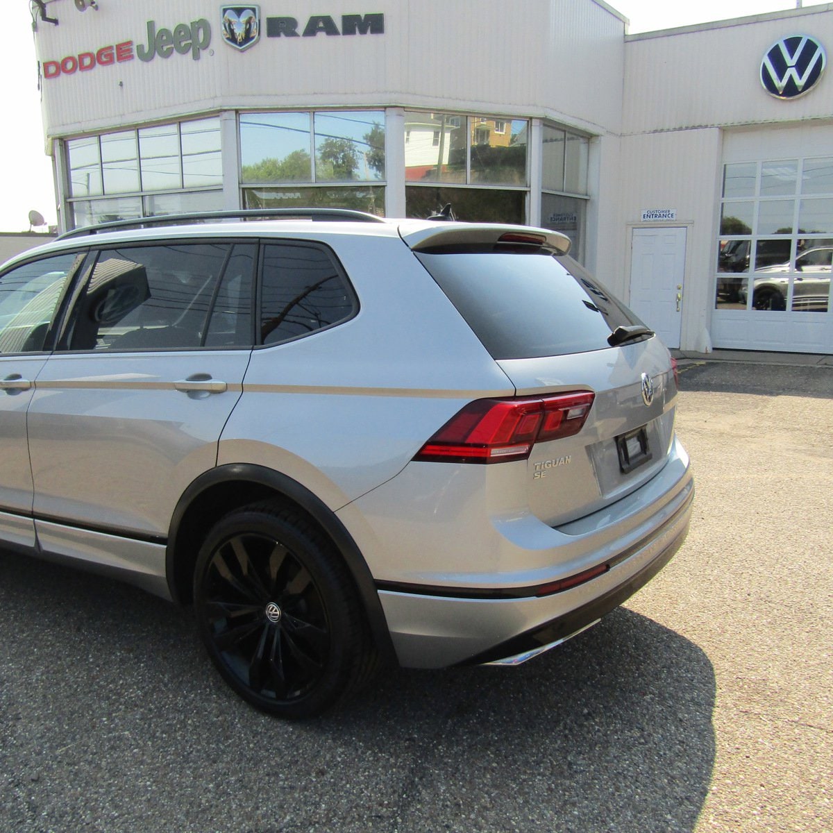 Used 2021 Volkswagen Tiguan SE R-LINE BLACK with VIN 3VV2B7AX4MM104180 for sale in Steubenville, OH