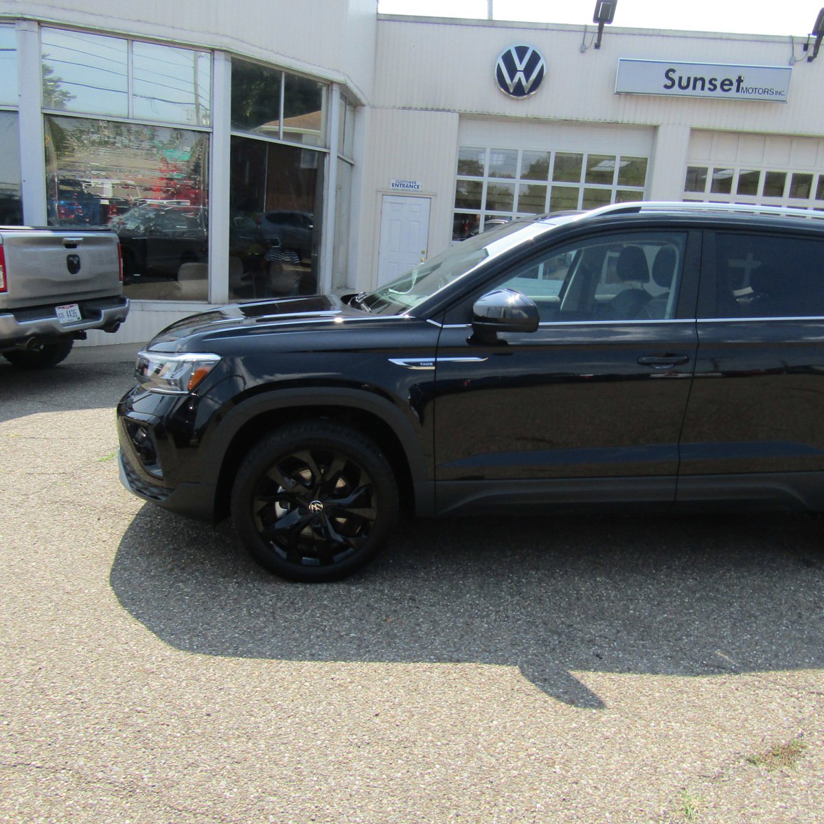 2024 Volkswagen Taos SE photo 2