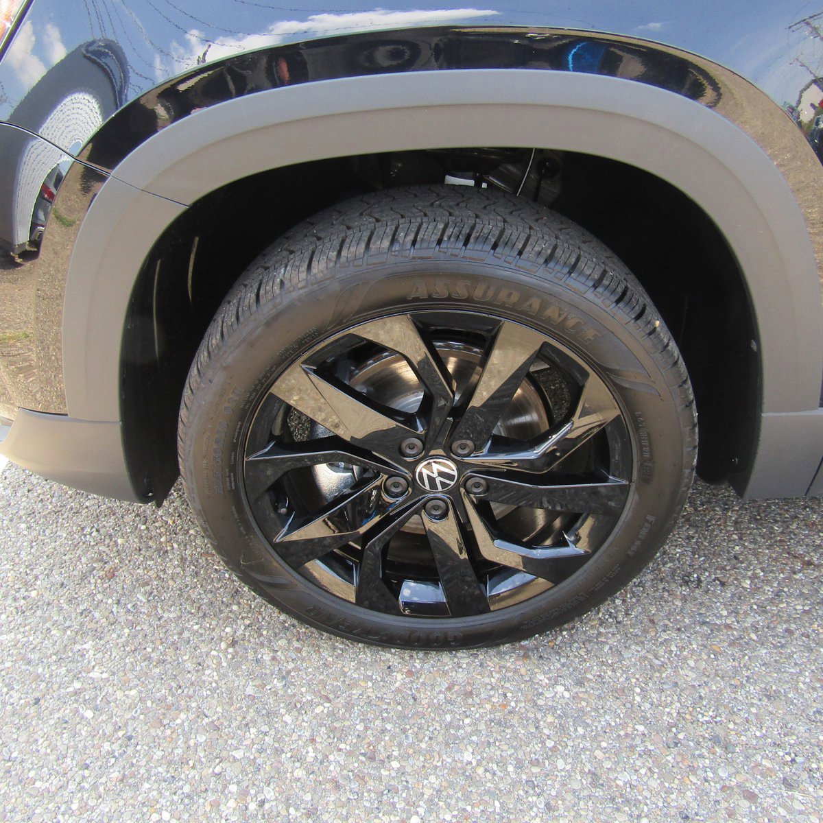 2024 Volkswagen Taos SE photo 3