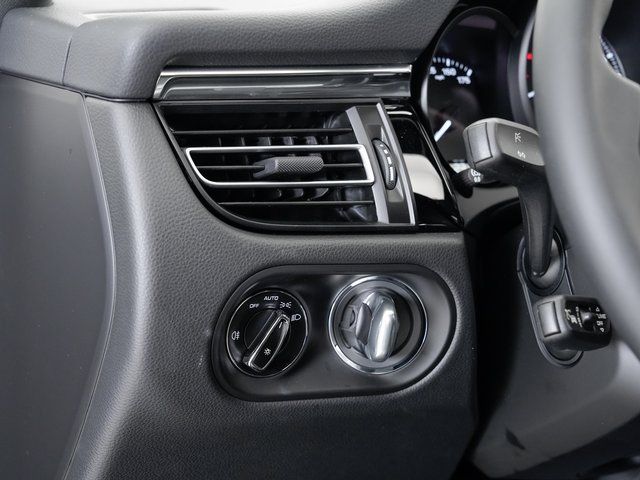 2025 Porsche Macan T - Photo 11
