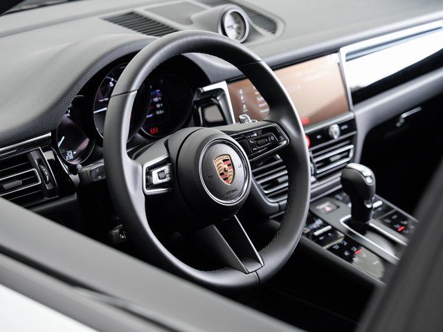 2025 Porsche Macan T - Photo 9