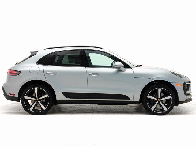 2025 Porsche Macan T - Photo 31