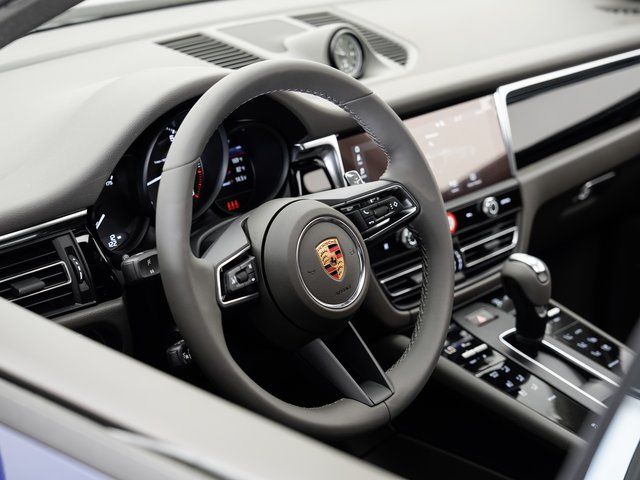 2025 Porsche Macan T - Photo 9