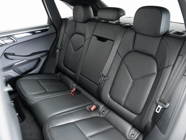 2025 Porsche Macan T - Photo 26