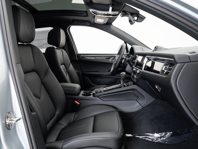 2025 Porsche Macan T - Photo 24