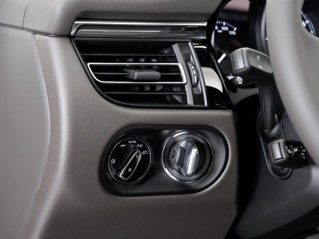 2025 Porsche Macan T - Photo 12