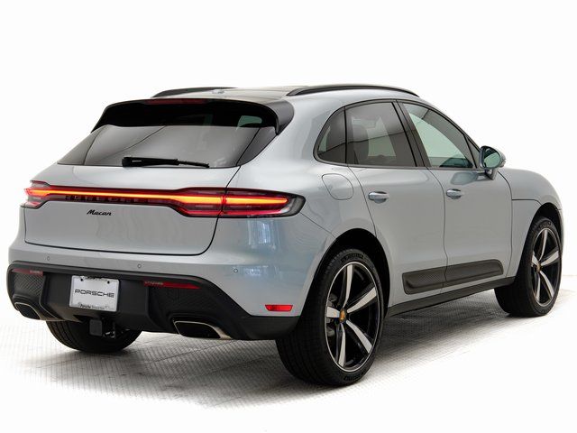 2025 Porsche Macan T - Photo 32