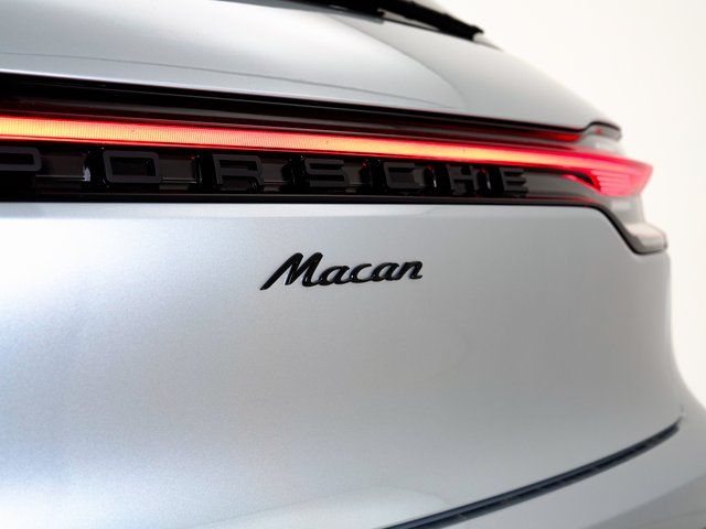 2025 Porsche Macan T - Photo 34