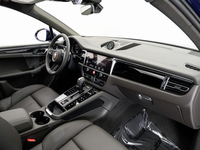 2025 Porsche Macan T - Photo 23