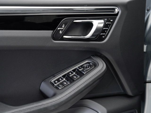 2025 Porsche Macan T - Photo 8
