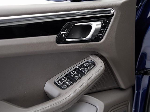 2025 Porsche Macan T - Photo 8