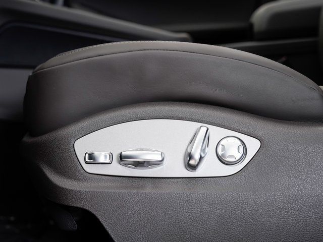 2025 Porsche Macan T - Photo 11