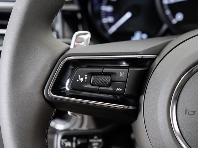 2025 Porsche Macan T - Photo 14