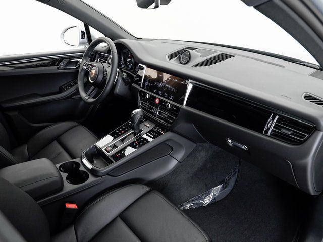 2025 Porsche Macan T - Photo 23