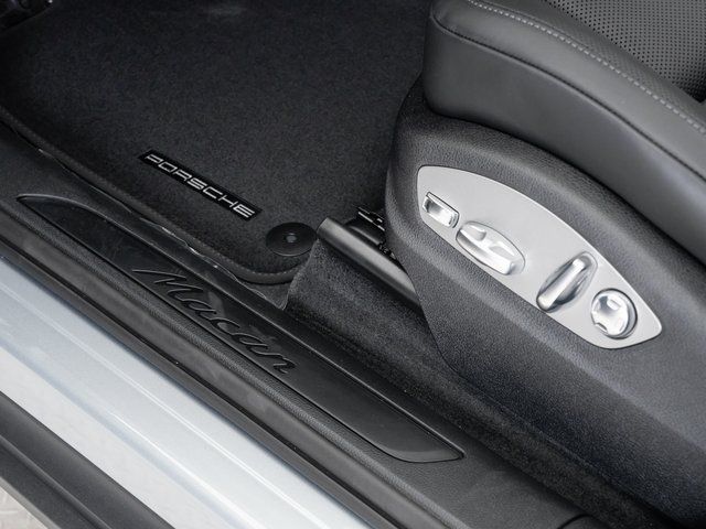 2025 Porsche Macan T - Photo 12