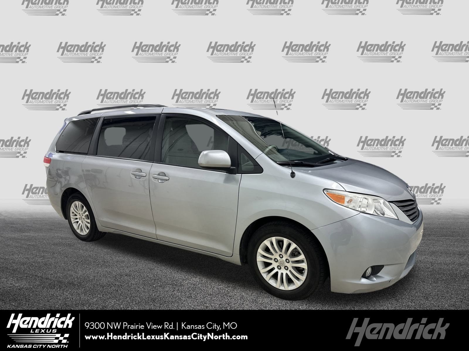 2013 Toyota Sienna XLE's photo