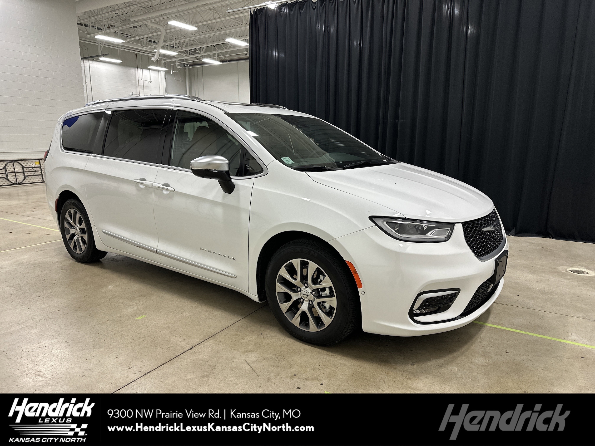 2023 Chrysler Pacifica Hybrid Pinnacle's photo