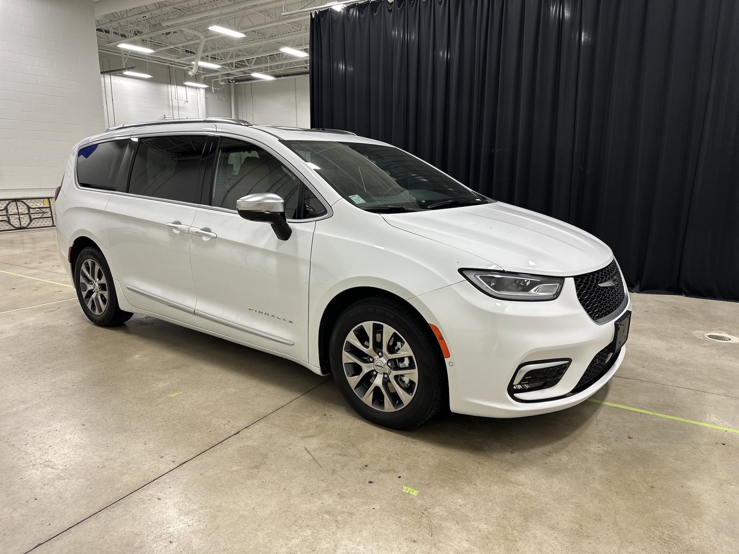 2023 Chrysler Pacifica Hybrid Pinnacle's photo
