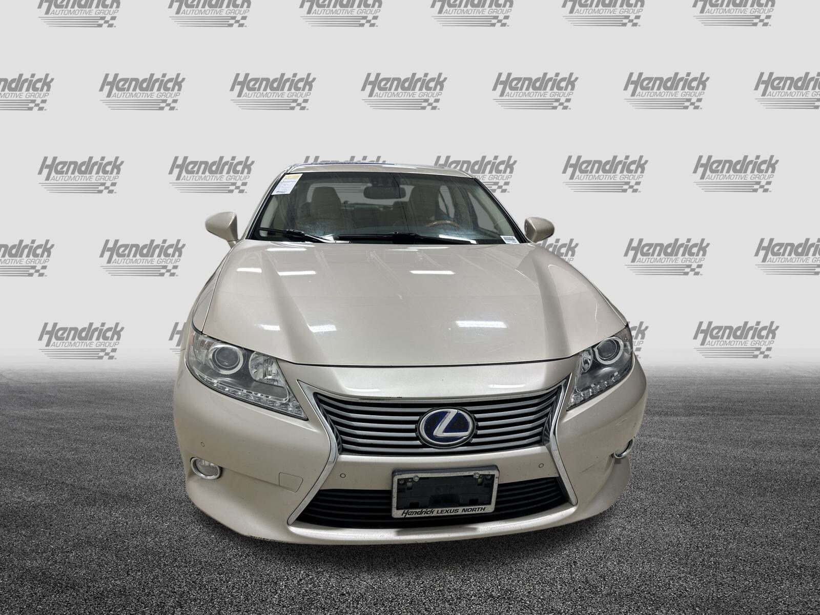 2013 Lexus ES 300h photo 2